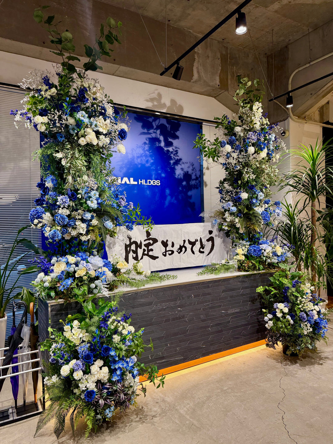 コーポレートカラーを使ったアレンジ装花✨